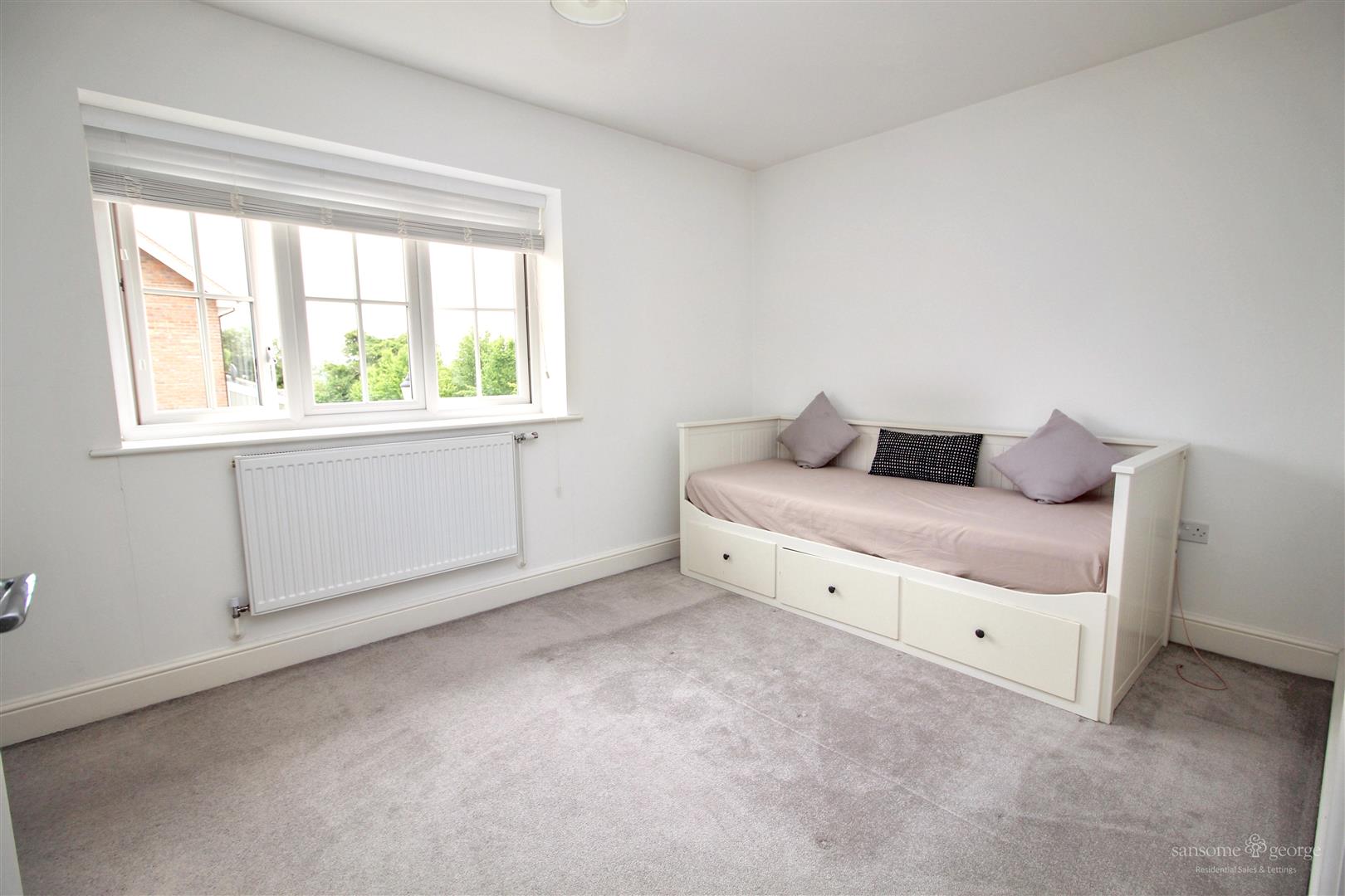 Sheffield Close, Pangbourne, Reading